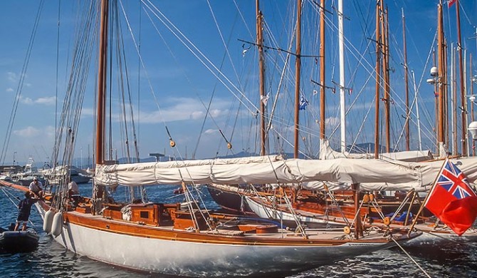 Segelyacht bei der Regatta "Les Voiles de Saint Tropez"