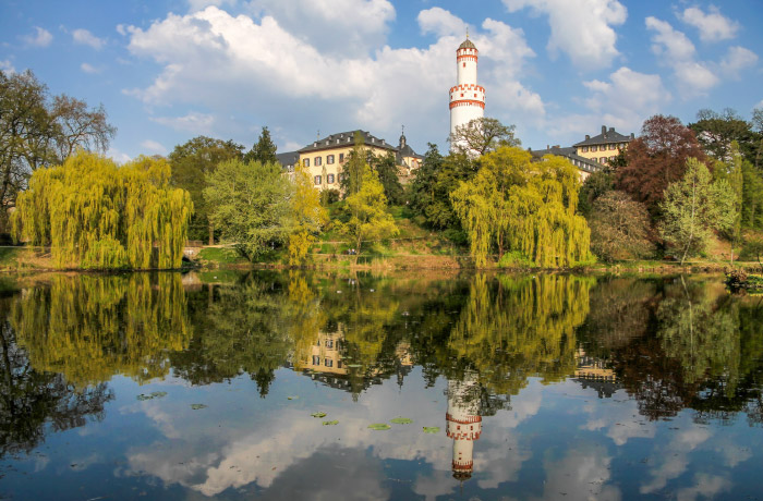 Christian mit seinem Bild „Schlosspark Bad Homburg“ in Wicker Klinik aus dem Portfolio Rheingau & Taunus